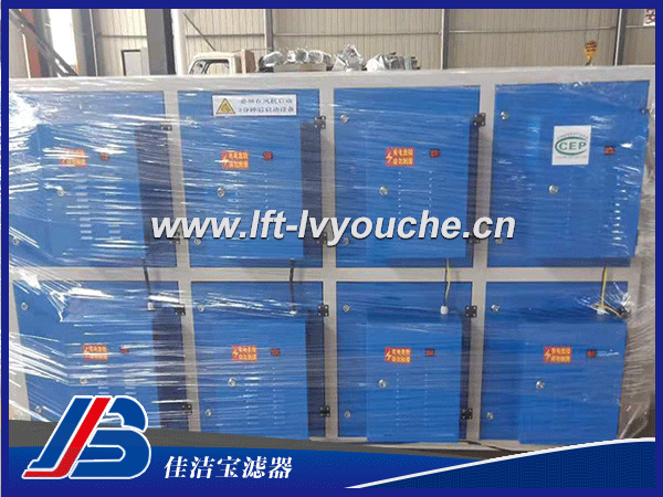 LF-DD-5000/10000/30000風(fēng)量低溫等離子廢氣處理設(shè)備參數(shù)：         型號(hào)         風(fēng)量      模塊  尺寸（長(zhǎng)*寬*高）                功率  LF-DD-2500 1500-2500 1組 875*925*760 295mm         300W  LF-DD-5000 3000-5000 2組 1600*925*760 395mm       600W  LF-DD-7500 4500-7500 3組 1965*925*760 395mm       900W LF-DD-10000 6000-10000 4組 1420*925*1390 445mm 1.2KW  LF-DD-15000 9000-15000 6組 1965*925*1390 495mm 1.8KW  LF-DD-20000 12000-20000 8組 2510*925*1390 595mm 2.4KW  LF-DD-25000 15000-25000 10組 3055*925*1390 595mm 3KW  LF-DD-30000 25000-30000 12組 2640*925*2000 595mm 3.6KW LF-DD-5000/10000/30000低溫等離子廢氣處理設(shè)備: LF-DD-5000/10000/30000低溫等離子廢氣處理設(shè)備是佳潔寶濾器生產(chǎn)的一款除煙除味裝置，也叫 uv光氧催化廢氣處理設(shè)備，光氧活性炭一體機(jī)，高能離子除惡臭設(shè)備、光催化除惡臭設(shè)備、光催化氧化除惡臭設(shè)備、活-性氧廢氣凈化設(shè)備、紫外光催化除惡臭設(shè)備，主要是通過(guò)紫外線光結(jié)合二氧化鈦?zhàn)鳛榇呋瘎?，?duì)臭味分子行催化分-解，變成無(wú)味氣體，是目前一種應(yīng)用廣泛、除惡臭效果明顯、性價(jià)比較好的除惡臭設(shè)備。